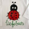 Detail van handgeschilderd lieveheersbeestje op t-shirt - uniek kindert-shirt design met Liefebees - origineel kraamkado